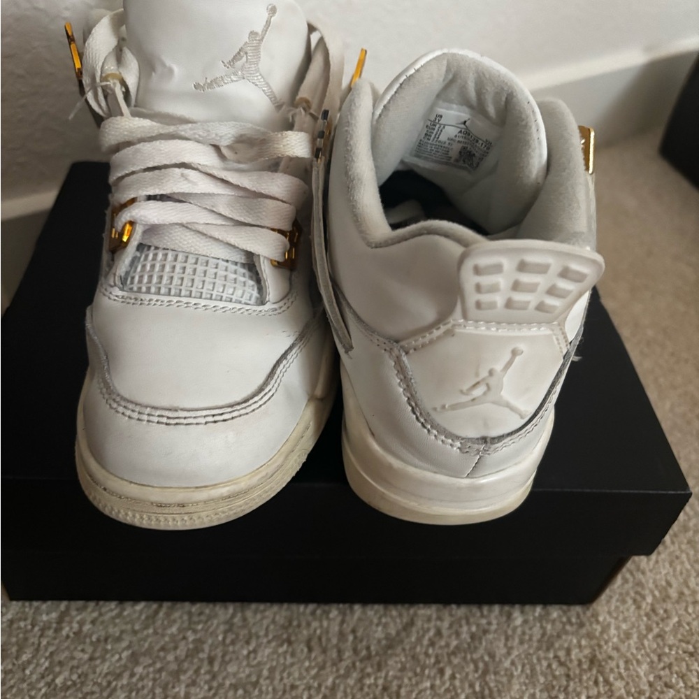 Nike White Sneakers Minimalist Design
